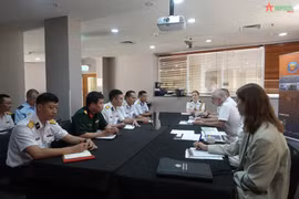 Fleet Command of the Royal Australia Navy Rear Admiral Christopher Smith receives Rear Admiral Nguyen Viet Khanh, Deputy Chief of Staff of the Navy. (Photo: qdnd.vn)