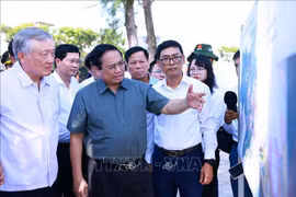 PM Pham Minh Chinh is inspecting the sea encroachment project in Da Nang city. (Photo: VNA)
