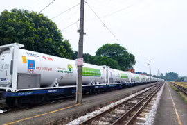 A train carrying the first 16 ISO tanks containing LNG from the South to the North. (Photo: PV Gas)