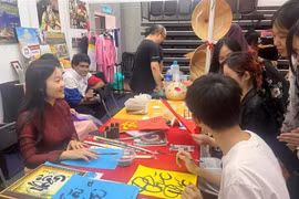 Nguyen Thuy Thien Huong and her students at the Universiti Malaya’s Faculty of Languages and Linguistics. (Photo: VNA)