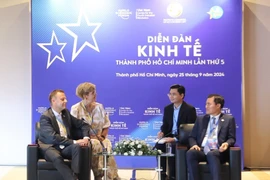 Vice Chairman of the Ho Chi Minh City People's Committee Bui Xuan Cuong (R) receives Torsten Bonew, Vice Mayor of Leipzig. (Photo: VNA)