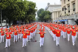 A performance by more than 2,000 members of the Hanoi Association of Outdoor Health for the Middle-aged and Elderly. (Photo: VNA)