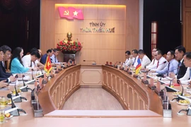 Thua Thien - Hue and Champasak officials at the working session on September 26 (Photo: VNA)