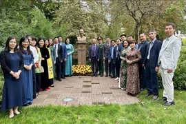 Vietnamese Ambassador to France Dinh Toan Thang, Ambassador Nguyen Thi Van Anh, Permanent Representative of Vietnam to the UNESCO, and staff of Vietnamese representative offices in the country lay a wreath at President Ho Chi Minh’s Monument at Montreau park. (Photo: VNA)