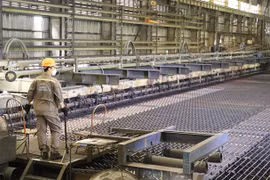 A worker at a steel production line at Thai Nguyen Iron and Steel JSC (Photo: VNA)