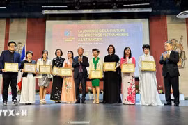 Enterprises with great contributions to promoting the Vietnamese corporate culture are honoured at the forum. (Photo: VNA)