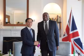 Deputy Prime Minister and Minister of Foreign Affairs Bui Thanh Son and UK Secretary of State for Foreign, Commonwealth and Development Affairs David Lammy (Photo: baochinhphu.vn)
