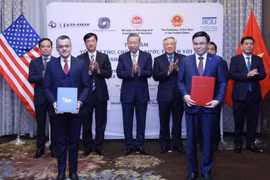 Party General Secretary and President To Lam witnesses the exchange of the MoU between Petrovietnam and Kellogg Brown & Root. (Photo: Petrotimes)