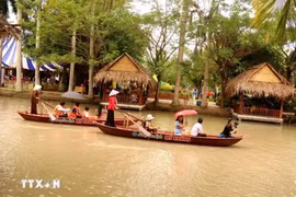 Tourists at My Khanh Tourism village in Can Tho city (Photo: VNA)