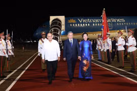 General Secretary of the Communist Party of Vietnam (CPV) Central Committee and State President To Lam, and his spouse at Jose Marti International Airport in Havana. (Photo: VNA)