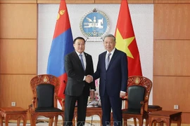 General Secretary of the Communist Party of Vietnam Central Committee and State President To Lam (R) and Mongolian Chairman of the Parliament Dashzegve Amarbayasgalan in a meeting on September 30 (Photo: VNA) 