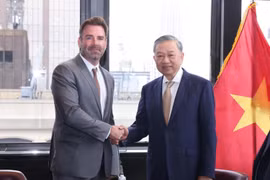 General Secretary of the Communist Party of Vietnam (CPV) Central Committee and State President To Lam (right) and Nick Ammann, Vice President of Global Government Affairs at Apple. (Photo: VNA)