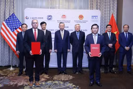 Dinh Viet Phuong, CEO of Vietjet (front row, right) and Joseph Vitulli, Representative of Honeywell Aerospace Technologies (front row, left) exchange a cooperation agreement in the presence of Party General Secretary and President To Lam during his trip to the US (Source: Vietjet)