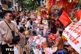 People gather at Hang Ma Street, Hanoi, that sells various items for Mid-Autumn Festival. (Photo: VNA)