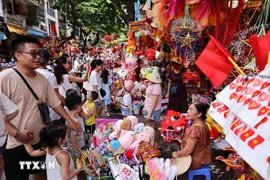 People gather at Hang Ma Street, Hanoi, that sells various items for Mid-Autumn Festival. (Photo: VNA)