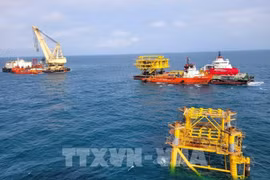 The wellhead platform topside block of the BK-23 drilling rig at Lot 09.1 of Bach Ho oil field is successfully installed on September 10. (Photo: VNA)