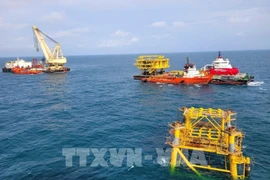 The wellhead platform topside block of the BK-23 drilling rig at Lot 09.1 of Bach Ho oil field is successfully installed on September 10. (Photo: VNA)