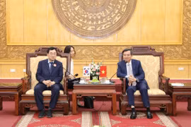 Officials of Ninh Binh province and the RoK's Gyeongju city discuss how to boost cooperation between the two localities. (Photo: VNA)