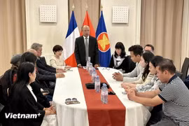 Vietnamese Ambassador to France Dinh Toan Thang meets with representatives of Vietnamese associations in Paris and many other localities in France such as Bordeaux, Lyon, Marseille, and Grenoble to call for support to people affected by Typhoon Yagi. (Photo: VNA)