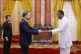 Sri Lankan Ambassador Poshitha Perera (R) presents his credentials to Party General Secretary and State President To Lam in Hanoi on September 17. (Photo: VNA)