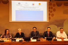 Deputy Minister of Foreign Affairs Do Hung Viet (C) at the international seminar in Geneva on September 27. (Photo: VNA)