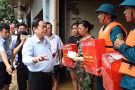 NA Chairman Tran Thanh Man presents gifts to residents in Nga My commune of Phu Binh district in Thai Nguyen province. (Photo: VNA)