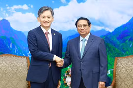 PM Pham Minh Chinh (R) and KPNA Commissioner General Cho Ji-ho. (Photo: VNA)