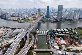 A view of the Bhumibol bridge (left) over the Chao Phraya river and an under-construction high-rise building (right) in the backdrop of Bangkok's skyline. (Photo: AFP) 