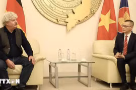 Vietnamese Ambassador to Germany Vu Quang Minh (right) and Stefan Natke, a member of the Presidium of the Communist Party of Germany (CPG) and Secretary of the CPG’s Berlin Branch. (Photo: VNA)