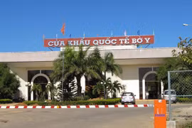 Vietnam, Laos ensure smooth transport at Bo Y-Phu Cua border gate 
