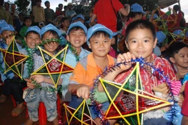 Vice President presents gifts, scholarships to needy children 