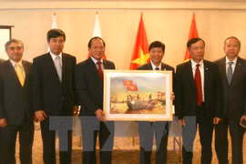 Ministry presents photos, films for information campaigns in Japan