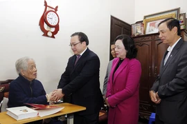 Pre-Tet visits paid to former State leaders, the poor