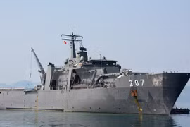 Singapore naval ship visits Vietnam