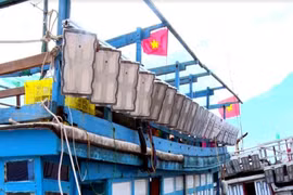 Japan aids fishermen in Quang Tri with LED lights 