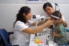 Can Tho: Flying eye hospital provides treatment for children