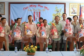 Viettel gives Tet present to needy Vietnamese in Cambodia