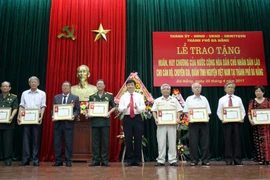 Laos awards medals to Da Nang’s volunteer soldiers 