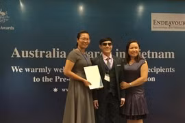 Blind teacher wins top scholarship for social work