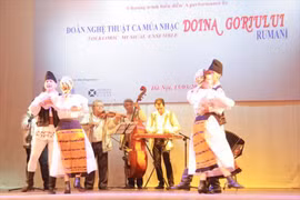 Art troupe helps promote Vietnam-Romania cultural exchanges