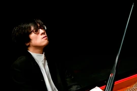 Piano prodigy Luu Hong Quang to play with UK royal orchestra