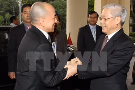 Vietnamese, Cambodian leaders exchange congratulations on diplomatic ties