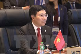 FM Minh meets Philippine, Malaysian, Indonesian counterparts 