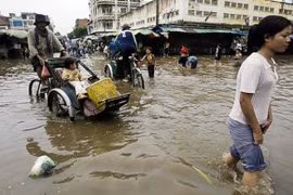 Can Tho, An Giang present gifts to the poor in Cambodia 
