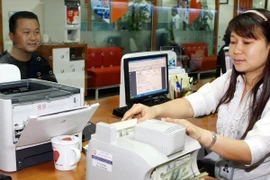 Reference exchange rate drops 5 VND 
