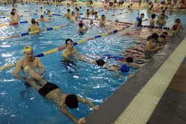 HCM City children learning to swim 