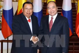 PM Nguyen Xuan Phuc meets Lao Party and State leader 