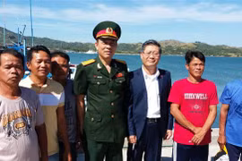 Philippines returns five Vietnamese fishermen