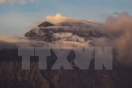 Indonesia: Thousands flee over fear of Agung volcano eruption