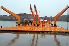 Quang Ninh installs floating bridge linking with Chinese city